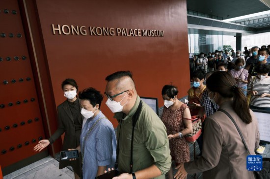 7月3日，人们排队进入香港故宫文化博物馆参观。新华社记者 王申 摄