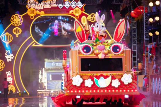 这是1月24日在“兔跃盛世・欢乐春节”2023年农历新年花车汇演上拍摄的花车。新华社记者 张金加 摄