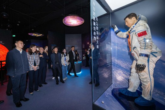 12月3日，中国载东说主航天工程代表团一转参观澳门科教馆。新华网忘者 弛金添 摄