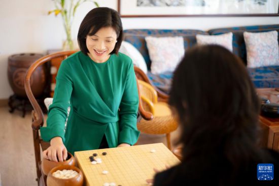 11月23日，徐莹向记者介绍围棋知识。新华社记者 朱炜 摄    因围棋初识香港
