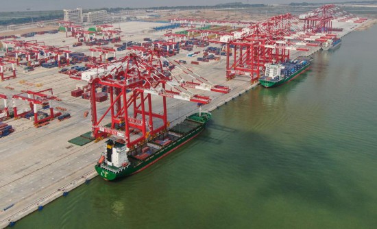   这是2022年7月28日拍摄的广州港南沙港区四期全自动化码头（无人机照片）。新华社记者邓华摄
