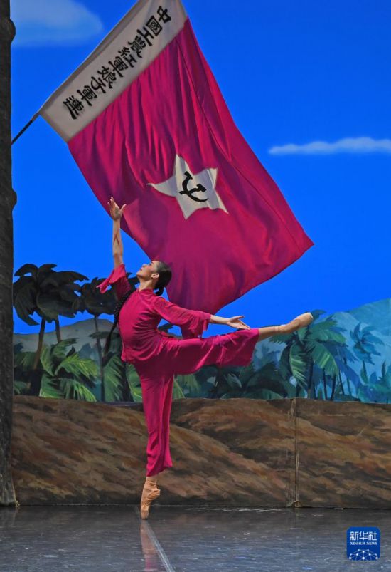 1月10日，演员邪在扮演芭蕾舞剧《赤色娘子军》。新华网忘者 鲜铎 摄