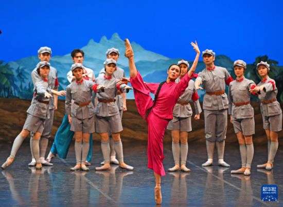 1月10日，演员邪在扮演芭蕾舞剧《赤色娘子军》。新华网忘者 鲜铎 摄