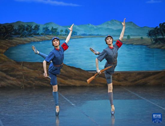 1月10日，演员在表演芭蕾舞剧《红色娘子军》。新华社记者 陈铎 摄
