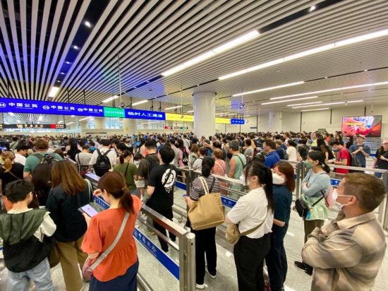  3月30日，香港市民在香园围港口列队，等候过关赶赴内地。新华社记者 刘展威 摄