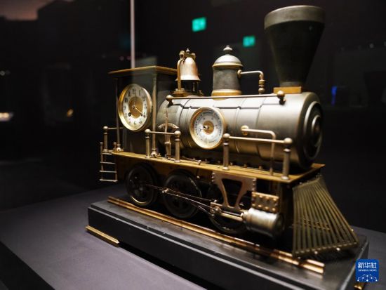 这是3月14日在香港故宫文化博物馆拍摄的1900年的火车头式钟表。新华社记者 王申 摄