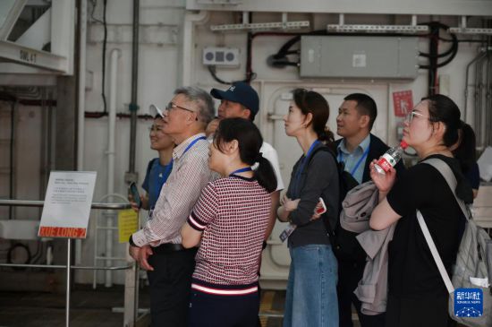  4月9日，香港市民冼杏玉（左）在参观“雪龙2”号时接受记者采访。“我上周刚参观了在香港科学馆举办的‘极地科研与气候变化’展览，她希望借参观刚完成5个多月南极科考的“雪龙2”号，虽然在这个位置只能看到“雪龙2”号的“冰山一角”，无人机等先进设备
，新华社记者 谭佳铭 摄