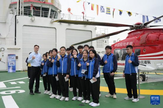4月9日，香港师生在“雪龙2”号的甲板上合影留念。新华社记者 谭佳铭 摄