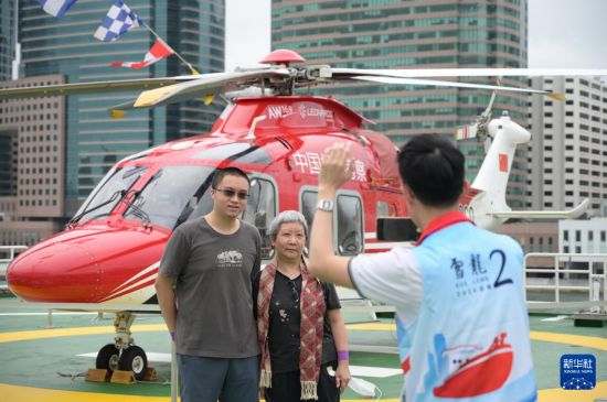 4月9日，香港市民登上“雪龙2”号参观，合照留念。新华社记者 谭佳铭 摄