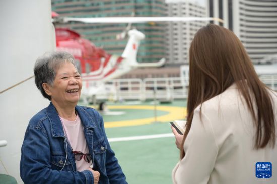 4月9日，香港市民冼杏玉（左）在参观“雪龙2”号时接受记者采访。新华社记者 谭佳铭 摄