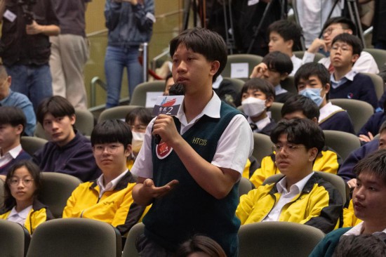 4月10日，香港学生与参加中国极地科考的科学家交流。新华社记者 龙镜伊 摄