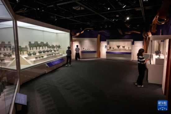 4月24日,观众在香港历史博物馆参观“天地之中——河南夏商周三代文明展”。新华社记者 朱炜 摄
