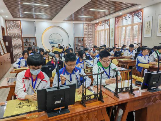   On May 7, Hong Kong middle school students learned to write brush characters at Yinchuan No. 6 Middle School in Ningxia. Photographed by Ai Fumei, reporter of Xinhua News Agency
