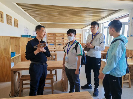   On May 7, Shen Xiaoping, the principal of Yinchuan No. 6 Middle School in Ningxia, introduced the tools for students to learn carpentry to Hong Kong teachers and students. Photographed by Ai Fumei, reporter of Xinhua News Agency