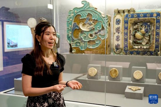  On April 18, Feng Shushan, the second assistant curator of the Hong Kong Antiquities and Monuments Office, was interviewed by reporters. Photographed by Guo Xin, reporter of Xinhua News Agency