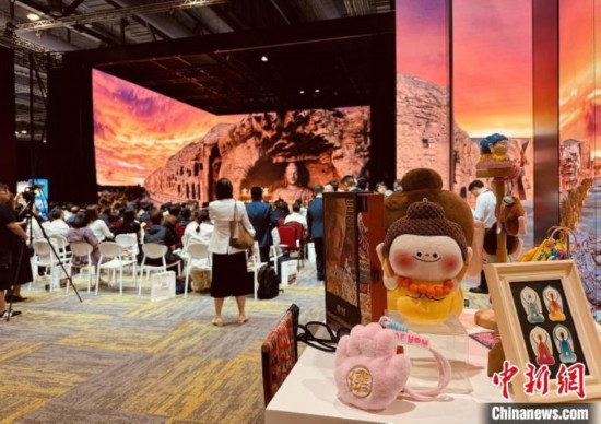 山西大同的山西文创产品亮相第二届香港国际文化创意博览会。让超真实的大同立体影像呈现在观众眼前，大同市委宣传部 提供