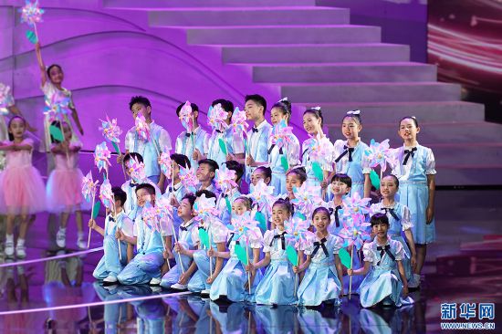 6月1日，在国家大剧院的舞台上唱响《东方之珠》和《七子之歌》的经典旋律	。今年，香港、是一份荣誉�
，歌声悠扬。演唱《七子之歌》片段。而且大家都很真诚
。香港同心同根会组派中国香港武术联会21人武术队，</p><p style=