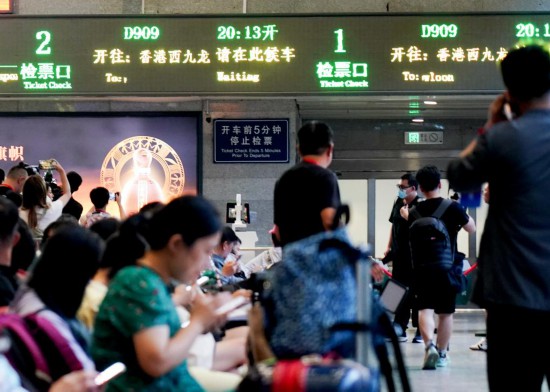    On June 15, passengers waited in the waiting hall of Beijing West Railway Station, ready to take the D909 high-speed train from Beijing West to Hong Kong West Kowloon. Photographed by Zhang Chenlin, reporter of Xinhua News Agency