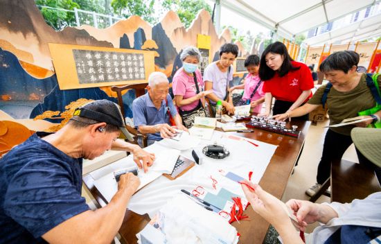   6月29日，人们在“寻根黄陵 陕耀香江”黄帝陵文化主题展区参观。新华社记者 朱炜 摄