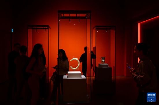  On September 24, media personnel visited the media preview of the special exhibition "Tracing the Origin of Chinese Civilization" at the Palace Museum of Culture in Hong Kong. Photographed by Zhu Wei, reporter of Xinhua News Agency