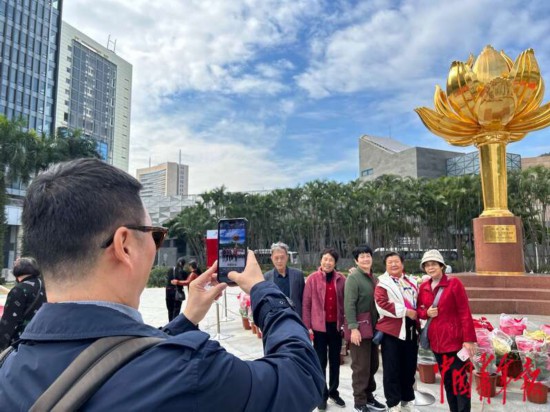 12月16日，在澳门小脚花广场上，搭客们争相在这里打卡拍照。中青报·中青网记者 宁迪/摄