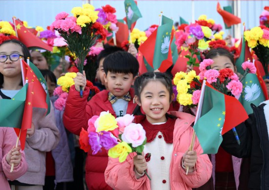 12月18日下昼，中共中央总通告、国度主席、中央军委主席习近平乘专机抵达澳门，出席将于20日举行的庆祝澳门追念故国25周年大会暨澳门荒芜行政区第六届政府赴任庆典，并观测澳门。这是接待东谈主群。新华社记者 谢环驰 摄