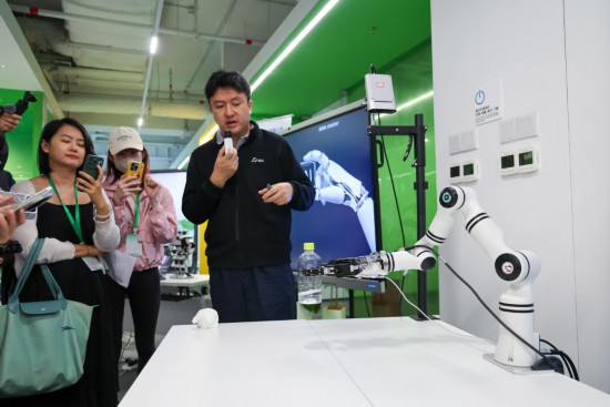 4月23日，他山科技CEO马扬展示公司产品在机器人领域的应用。新华社记者 梁旭 摄