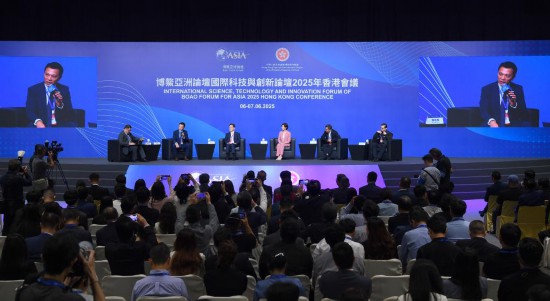   6月7日，与会嘉宾在以“发挥内联外通优势 拓展环球创科合作”为主题的香港专场上发言。新华社记者 陈铎 摄