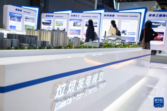 6月11日，与会者在第16届国际基础设施投资与建设高峰论坛暨展览上参观。新华社发（张金加摄）