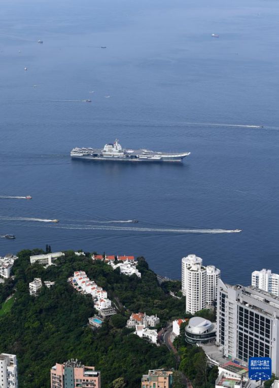 7月3日，中国海军山东舰航母编队抵达香港。这是山东舰行进在香港水域。新华社记者 陈铎 摄