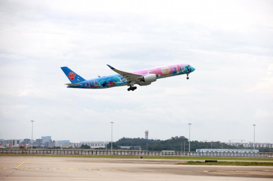 9月19日下午,中国南方航空首架十五运会主题彩绘飞机“活力湾区号”首航。新华社发