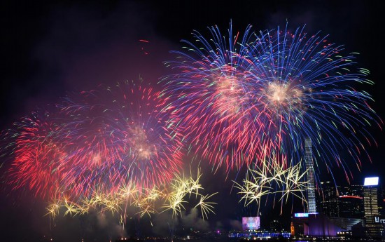 10月1日,香港国庆烟花汇演在维多利亚港举行。新华社记者 陈铎 摄