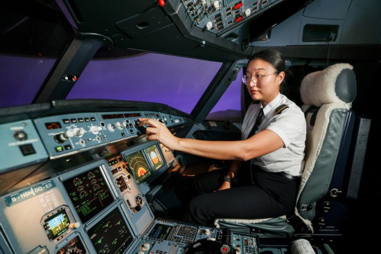 　　廉荦在模拟机内训练（资料照片）。新华社发