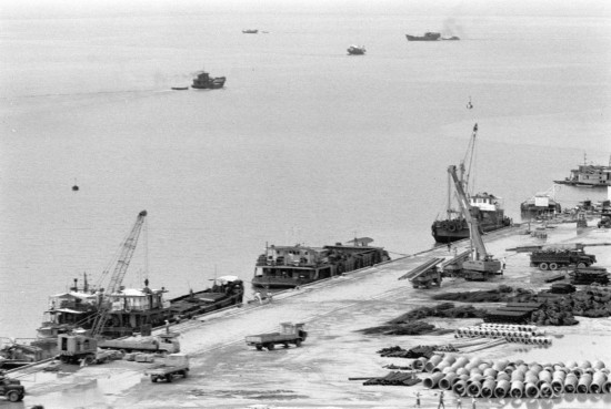 这是20世纪80年代正在建设中的深圳蛇口工业区。新华社记者 杨绍明 摄