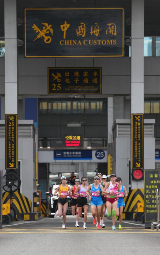 11月15日，参赛选手在比赛中经过深圳湾口岸。新华社记者 丁增尼达 摄