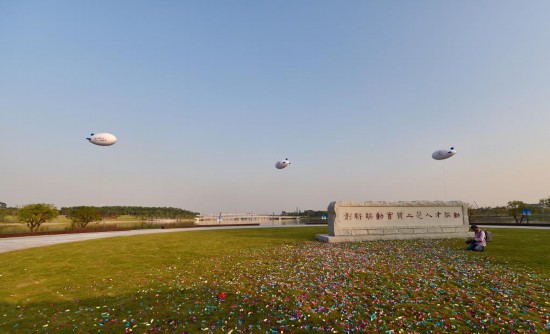 这是在深圳人才公园拍摄的“创新驱动实质上是人才驱动”石碑。新华社记者 毛思倩 摄