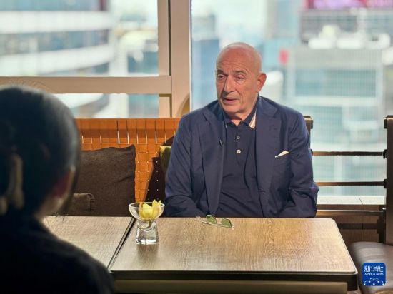 11月18日,国际航运公会主席埃马努埃莱·格里马尔迪接受新华社记者专访。新华社记者 许淑敏 摄