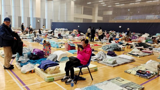 11月27日，受火灾影响的市民被安置在香港大埔东昌街体育馆。新华社记者 陈铎 摄