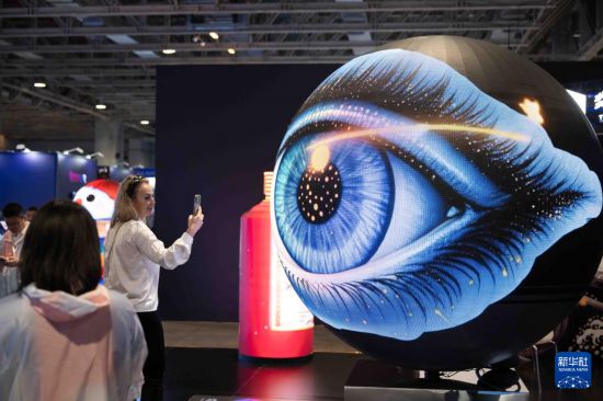 12月4日，与会者在2025全球智能机械与电子产品博览会上参观。新华社发