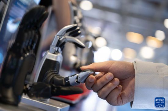 12月4日，与会者在2025全球智能机械与电子产品博览会上参观。新华社发