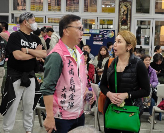 11月26日，关爱队在跨部门援助站展开工作。新华社记者 陈铎 摄