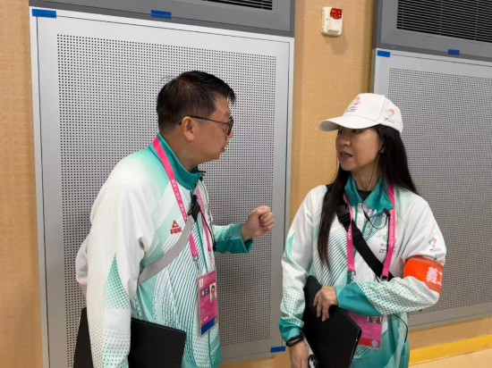 曾松辉（左）和罗美玲交接工作。新华社记者 胡佳丽 摄