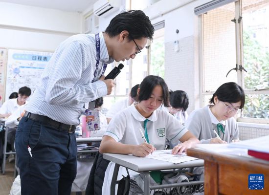 11月6日,香港培侨中学历史教师穆家骏在上课。新华社记者 陈铎 摄
