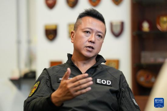 香港警务处爆炸品处理课高级炸弹处理主任李展超接受采访（2025年11月6日摄）。新华社记者 朱炜 摄