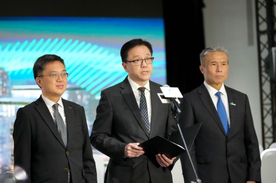 2025年12月22日,香港特区政府创新科技及工业局局长孙东(中)在开园典礼后接受媒体采访。新华社记者 朱炜 摄