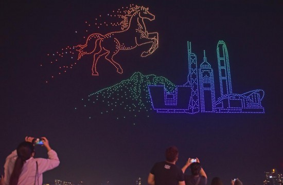 2月14日,人们在香港湾仔海滨观看、拍摄无人机表演。新华社记者 陈铎 摄