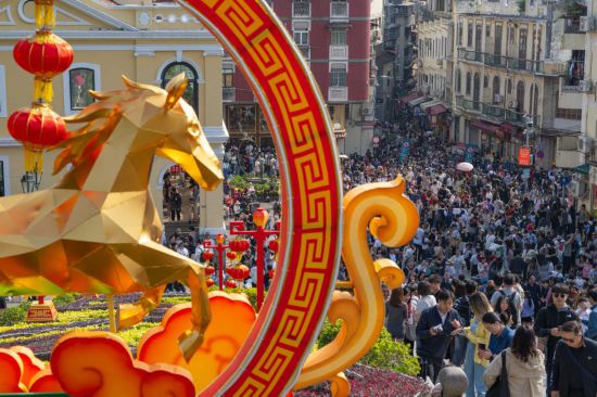 2月20日,游客在澳门大三巴牌坊前游览。新华社发(张金加 摄)