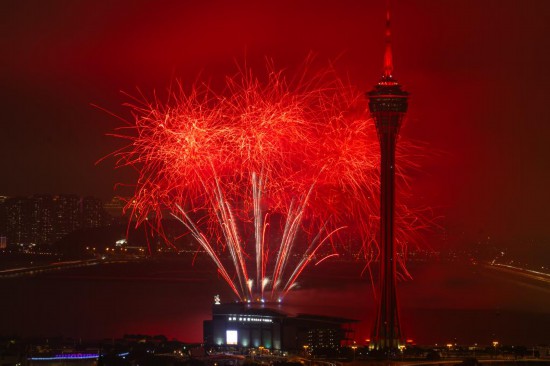 这是2月23日拍摄的烟花汇演。新华社发(张金加 摄)