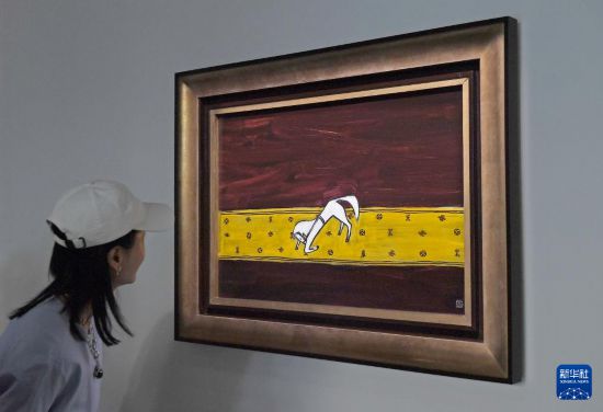 3月24日正规股票配资正规股票配资，一名女士在佳士得香港2026春季拍卖预展上观赏常玉的作品《毯上的曲腿马》。新华社记者陈铎摄