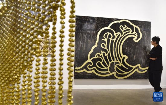 3月25日，一名女士在2026年巴塞尔艺术展香港展会预展上参观。新华社记者 陈铎 摄